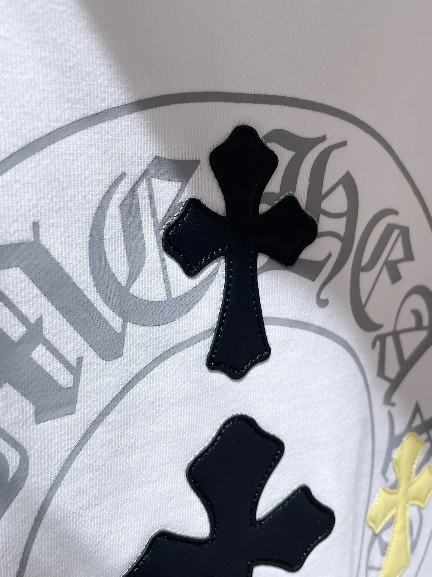 P250 Chrome Hearts Autumn and Winter 2025 Counter Synchronization Chrome Colorful Cross Piece Leather Sanskrit Horseshoe Hooded Sweatshirt Improved Customized Version 1:1 High Weight High Quality Fabric Recommended Color: White Black Size: S, M, L, XL